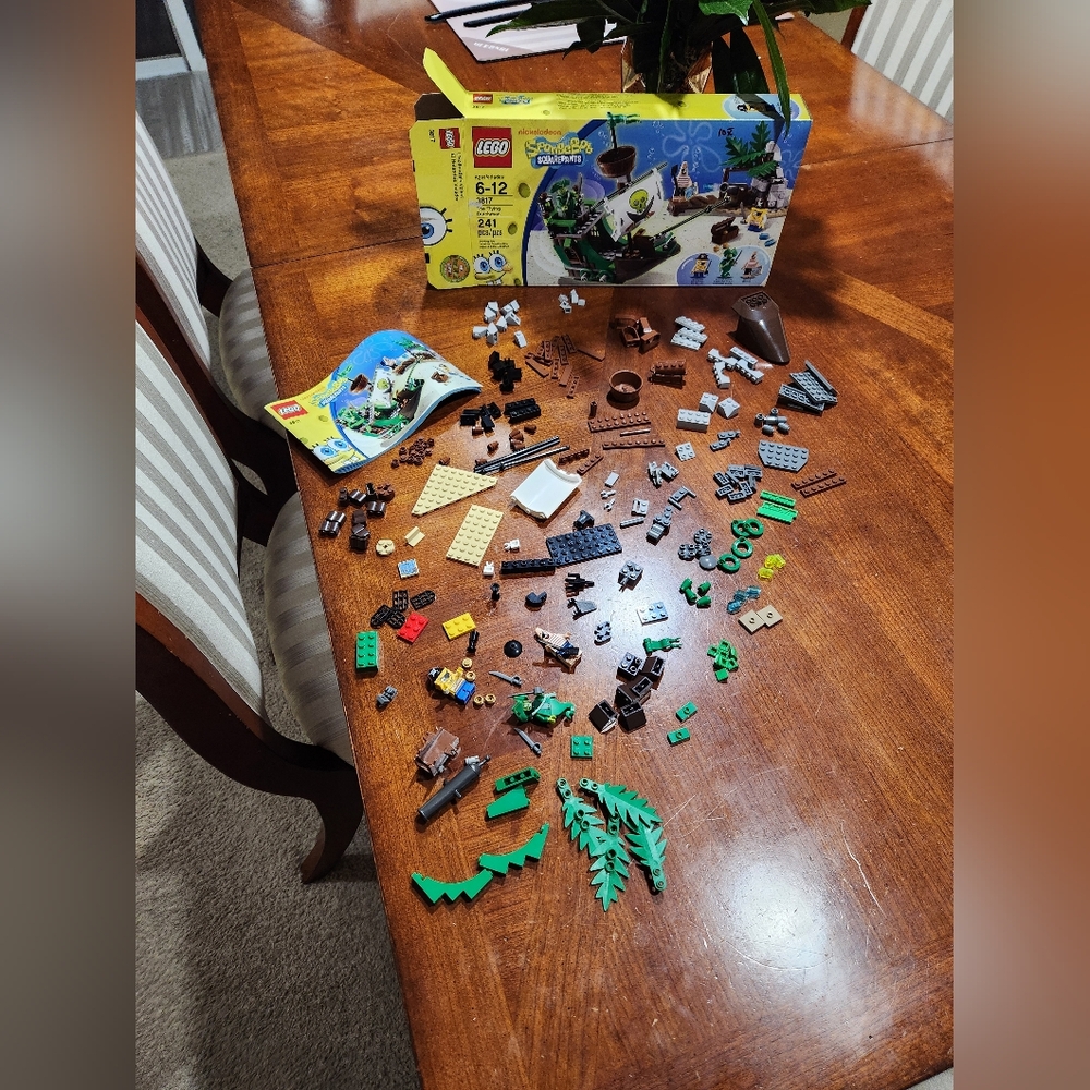 LEGO SpongeBob SquarePants Pirate Adventure Set - Green and Brown Open. Complete - Picture 2 of 8